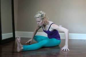 Kelly Connor Sunrose Yoga// Online Yoga Classes// Janu Sirsasana