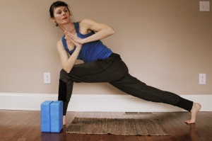 Kelly Sunrose Yoga // Free Online Yoga // Twisting lunge